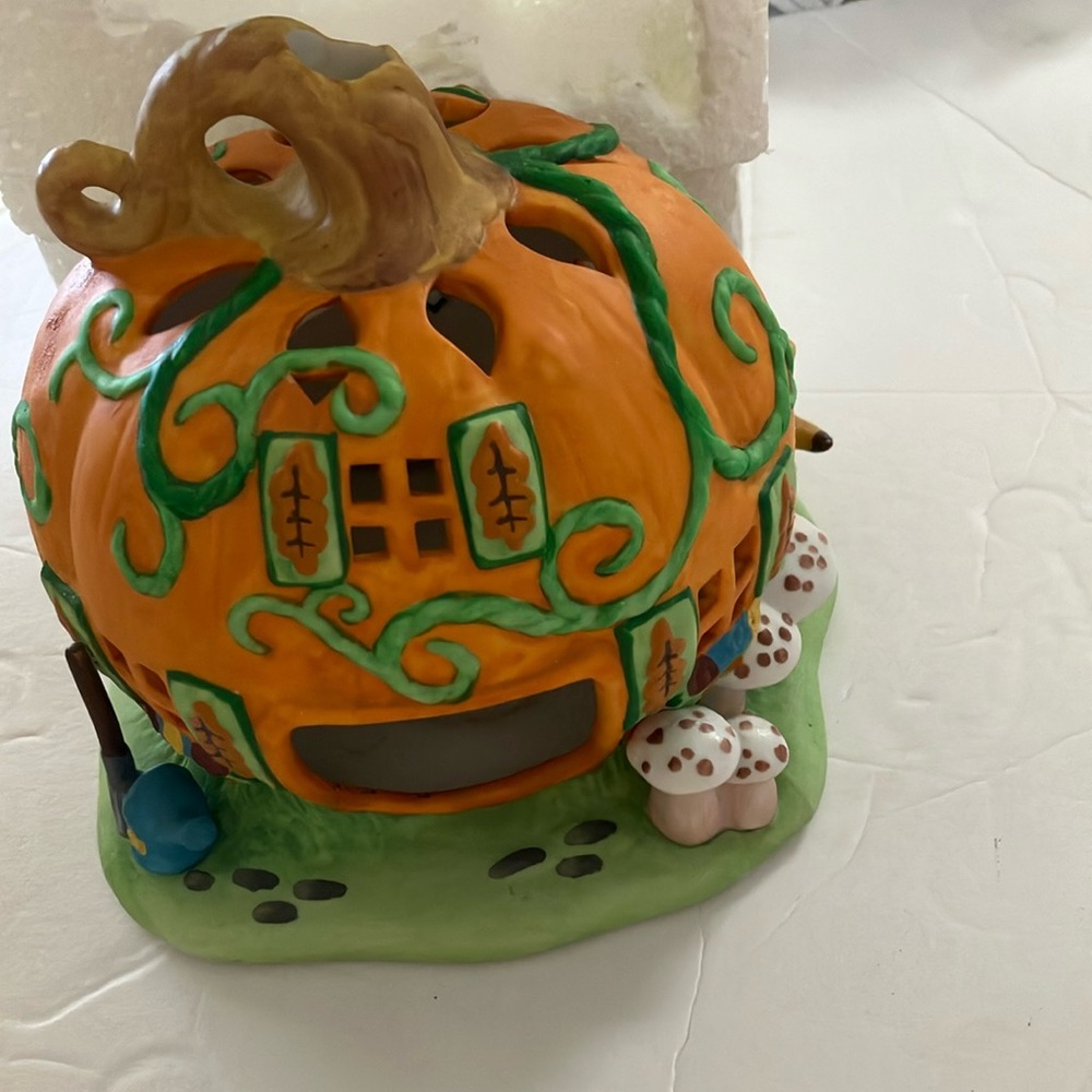 Pumpkin patch tea light house brand new